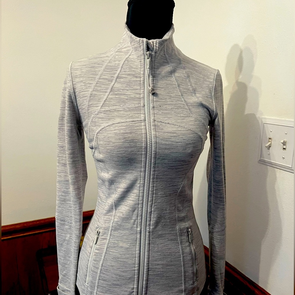 lululemon athletica Women's Light Gray Heather Long Sleeve Performance Top